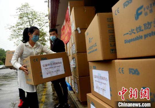 广东知名侨企向马来西亚政府捐赠100万只口罩。　姬东 摄