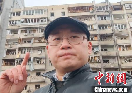 视频截图 乌克兰当地时间2月25日,孙光在基辅一幢被导弹轰炸过的楼前。 视频截图 乌克兰当地时间2月25日,孙光在基辅一幢被导弹轰炸过的楼前。