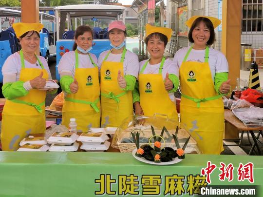 中国侨网北陡巧厨娘制作雪麻糍参加活动设摊推广　罗梦宇　摄