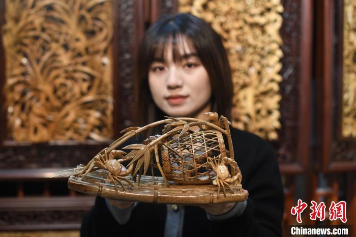 图为陈嘉制作的《满载而归》木雕作品 陈楚红 摄
