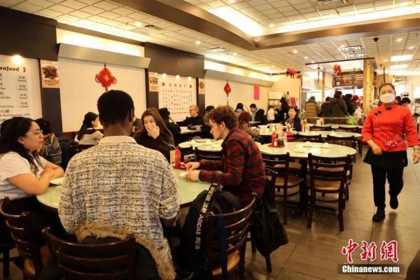 当地时间1月31日，加拿大多伦多中区唐人街一家中餐馆内，顾客正在就餐。当日起，安大略省允许餐馆堂食等室内经营业务在限制条件下恢复开放。<a target='_blank' href='http://www.chinanews.com/'>中新社</a>记者 余瑞冬 摄