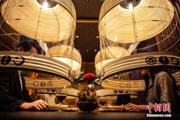 当地时间2月28日，日本东京一家酒店设置的用餐防护罩，旨在疫情期间保持安全社交间距。图源：视觉中国