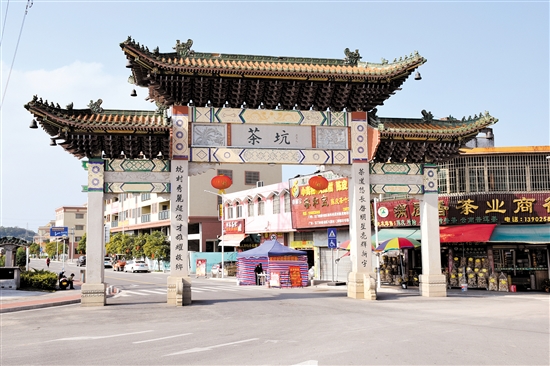 茶坑村是一条有600多年历史的古村落。图为茶坑村牌坊。