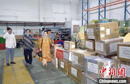 图为钟家燕检查刚刚从中国空运到雅加达的防疫物资。　钟家燕 供图 摄