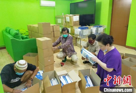 图为钟家燕(右一)检查防疫物资。　钟家燕 供图 摄
