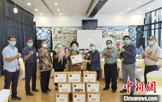 图为捐赠印尼PERTMEDIKA医院现场。被誉为印尼版“火神山”医院的该医院由华裔钟万学任董事局主席的印尼国家石油公司捐地突击建设。　钟家燕 供图 摄