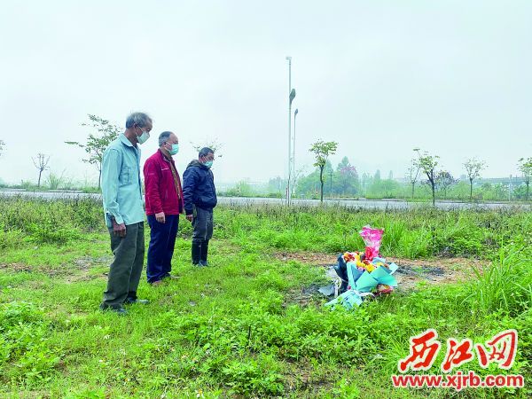 鼎湖区广利街道院主二社区居民陈伯等人选择到社区的追思点追思先人。