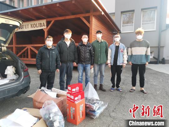 图为李克飞赶去探望苏梅地区刚刚撤离的学生。　受访者提供