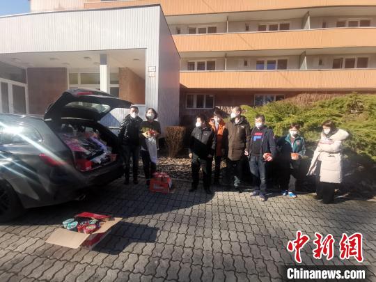 中国侨网图为李克非开车赴乌克兰与斯洛伐克边境看望从乌克兰撤离的留学生。往返行程近1700公里。　受访者提供