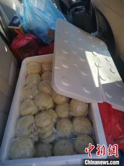 图为海外侨胞为学生们准备的部分食物。　受访者提供