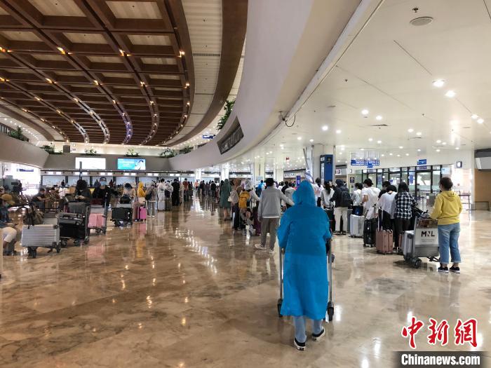 航班上包括37名国侨办外派汉语老师，62名孔子学院总部派出汉教志愿者老师，共99名汉语教师。图为“新常态”下马尼拉国际机场，人们候机时的社交距离。　何乐(通讯员) 摄