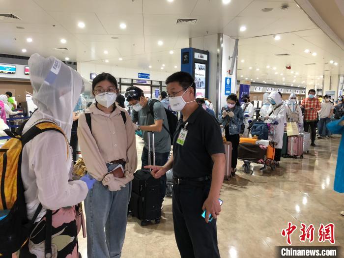 中国驻菲律宾使馆文化参赞田善亭到机场，为99名滞留马尼拉的汉语教师送行。　何乐(通讯员) 摄