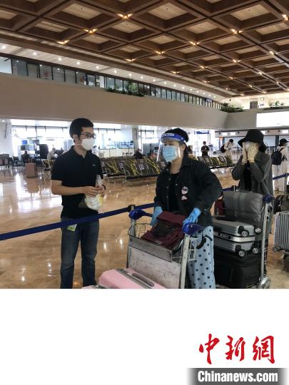 候机中的汉语老师们。　何乐(通讯员) 摄