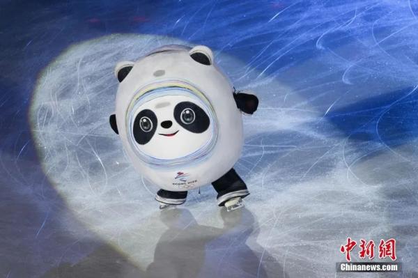　2月20日，北京2022年冬奥会花样滑冰表演滑在首都体育馆举行。图为“冰墩墩”亮相。<a target='_blank' href='http://www.chinanews.com/'>中新社</a>记者 毛建军 摄