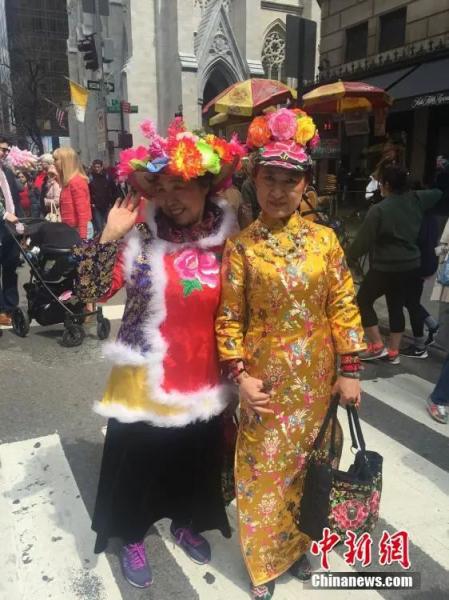 资料图：2015年4月，复活节帽子大游行在纽约第五大道上演，民众穿着旗袍亮相。<a target='_blank' href='http://www.chinanews.com/'>中新社</a>发 邓敏 摄