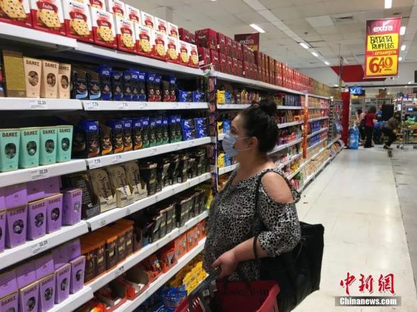 图为在巴西圣保罗，一名妇女戴口罩在超市内购物。中新社记者 莫成雄 摄