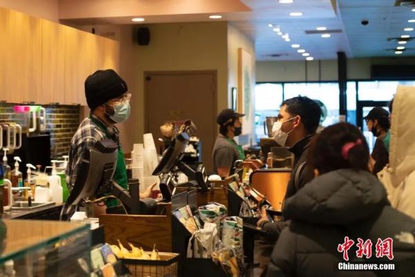 图为韩国民众当晚在首尔麻浦区一咖啡厅聚会。中新社记者 刘旭 摄