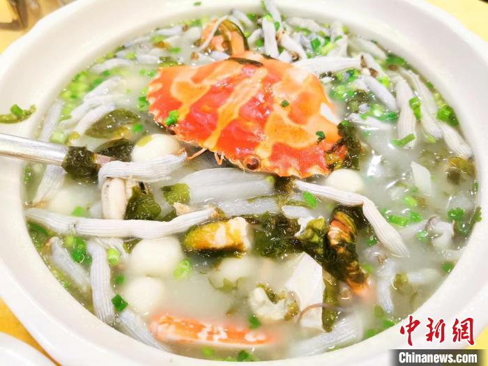 用“飞机蟹”搭配泥虫、生蚝、海虾烹制的特色台山海鲜咸汤圆 李晓春 摄