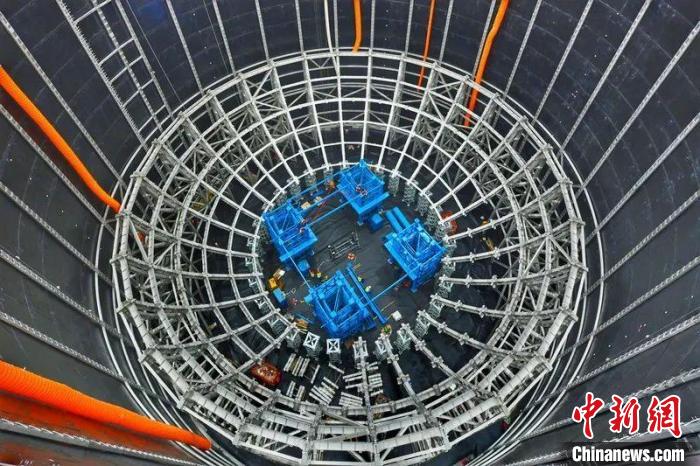 江门中微子实验，不锈钢网壳安装。　中科院高能所 供图