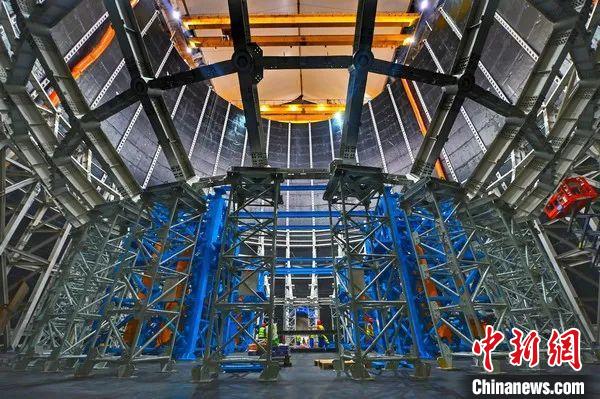江门中微子实验，地下实验厅探测器安装仰拍图。　中科院高能所 供图