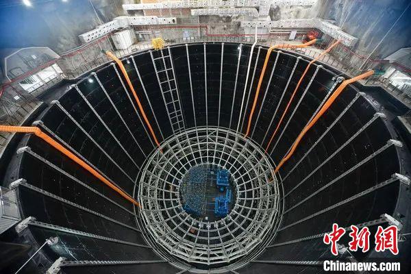 江门中微子实验，地下实验厅探测器安装俯瞰图。　中科院高能所 供图