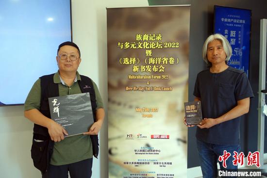 资料图为华人移民口述历史中心发起人、总策划王非（左）和该中心总制片人、总监制刘少青24日提前向媒体展示该本新书及其他口述历史作品。 <a target='_blank' href='http://www.chinanews.com/'>中新社</a>记者 余瑞冬 摄