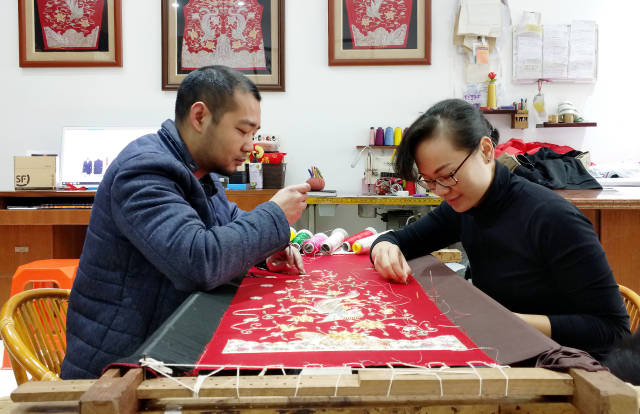 小茹裙褂设计室，邓启荣、唐志茹在刺绣。伍静茹摄