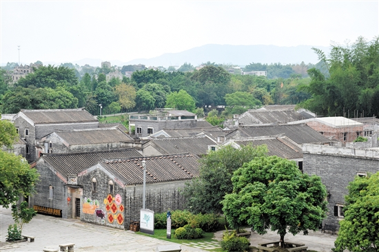 自力村内青砖灰瓦的传统民居。