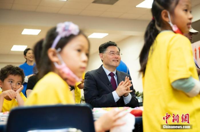 当地时间6月3日,中国驻美大使秦刚走访得克萨斯州休斯敦中国城,亲切看望慰问当地侨胞,访问华夏中文学校并出席侨界端午节晚宴。图为秦刚在华夏中文学校听学生中文朗诵。 <a target='_blank' href='/'>中新社</a>记者 廖攀 摄 点击进入下一页