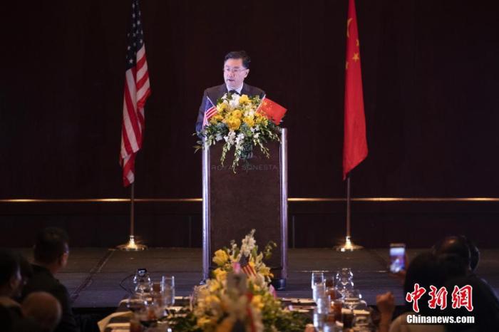 当地时间6月3日,中国驻美大使秦刚走访得克萨斯州休斯敦中国城,亲切看望慰问当地侨胞,访问华夏中文学校并出席侨界端午节晚宴。图为秦刚出席侨界端午节晚宴发表致辞。 <a target='_blank' href='/'>中新社</a>记者 廖攀 摄 点击进入下一页