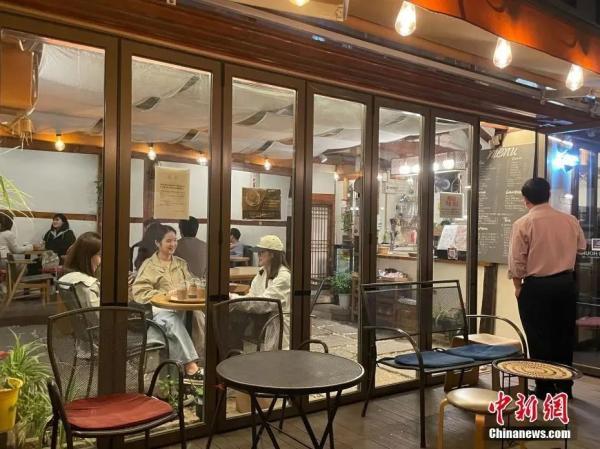 图为韩国民众当晚在首尔麻浦区一咖啡厅聚会。<a target='_blank' href='http://www.chinanews.com/'>中新社</a>记者 刘旭 摄 