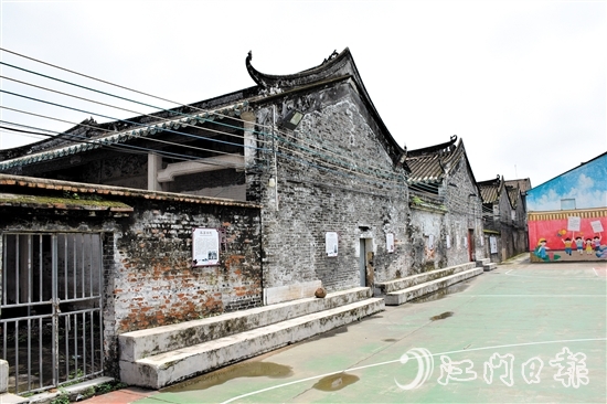 慈溪村内连片成排的诸公祠。