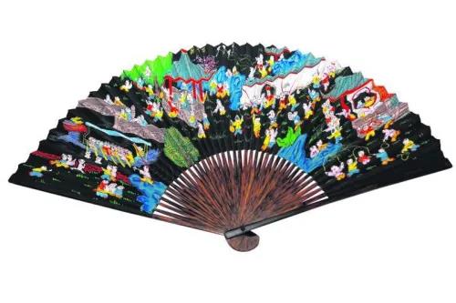 资料图：峇峇娘惹婚礼使用的折扇，此为百子千孙折扇。(新加坡《联合早报》 梁麒麟 摄)