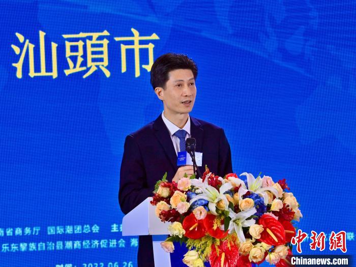 汕头市委书记温湛滨在申办陈述中指出,汕头将办一场合作共赢的经济盛会。 柯晓 摄 汕头市委书记温湛滨在申办陈述中指出,汕头将办一场合作共赢的经济盛会。 柯晓 摄