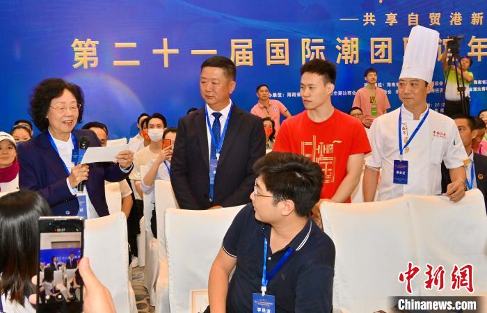 潮剧国家级传承人姚璇秋(左一)向广大海内外乡亲发出“2024之约”。 柯晓 摄 潮剧国家级传承人姚璇秋(左一)向广大海内外乡亲发出“2024之约”。 柯晓 摄