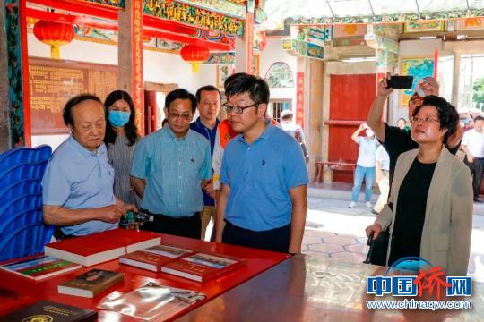 与会侨乡文化专家、侨界代表人士实地调研考察祠堂。　揭阳市委统战部 供图