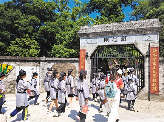 学生到歇马举人村进行研学游。景区供图