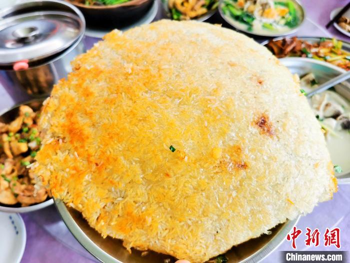 鸡焗饭的饭焦金黄爽脆，极为诱人。　李晓春 摄