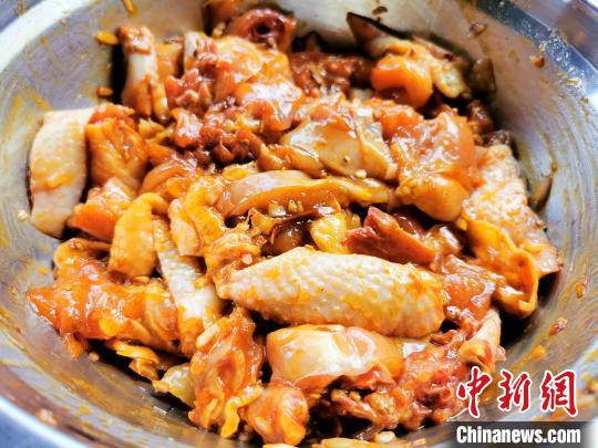 中国侨网刚腌制好的鸡块　李晓春　摄