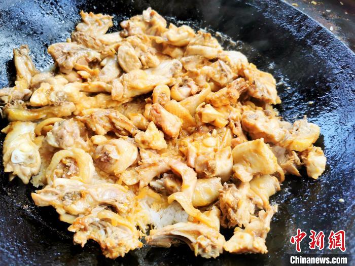 刚煮熟的鸡焗饭，香气四溢。　李晓春 摄