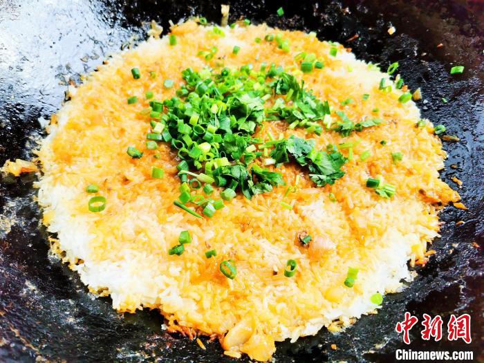 刚煮熟的鸡焗饭，香气四溢。　李晓春 摄