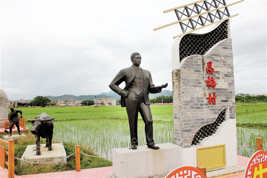被誉为“中国航空之父”的冯如，于1884年出生在昌梅村。图为昌梅村进村大道边的冯如像。