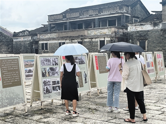 自力村景区的游客驻足参观“一纸情长”开平侨批（银信）图片展。