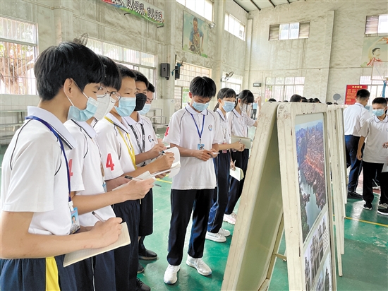 “一纸情长”开平侨批（银信）图片展在学校展出，吸引学生参观。