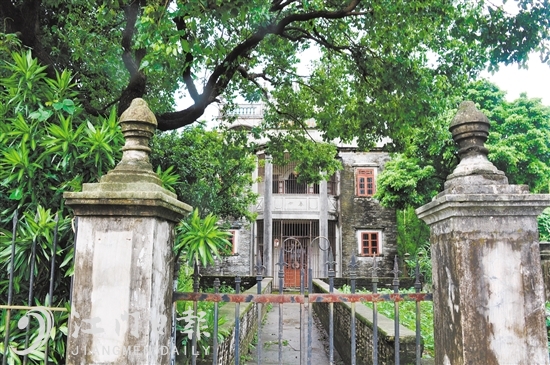 关国暖故居春如楼。