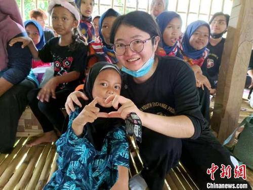 中国侨网团员任亚兰的爱心，通过一个小手势传递给了这名原住民女孩　主办方供图