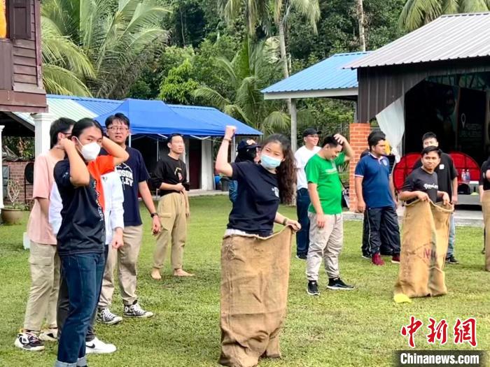 在马来民宿村，中国留学生第一次体验麻包袋赛跑的乐趣 主办方供图