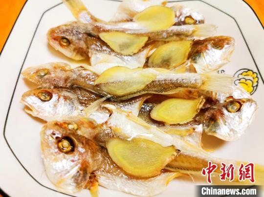 中国侨网花生油姜片蒸䱛仔干，鲜味诱人。　李晓春　摄