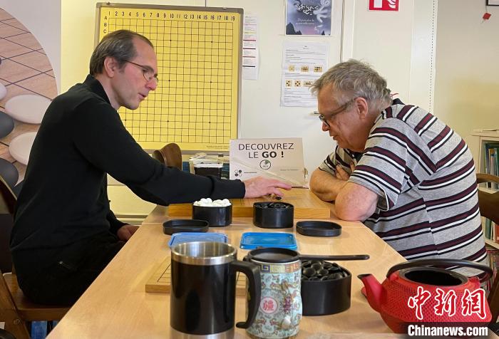 来宾与老师切磋围棋技艺。　德永健　摄