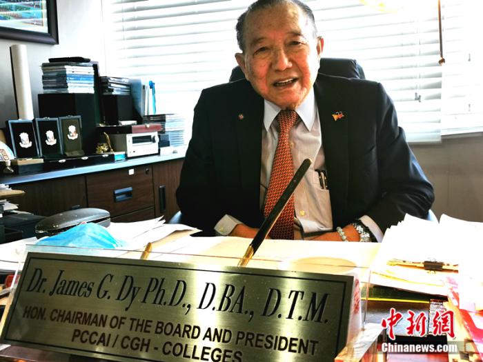 当地时间2020年2月20日,90岁的菲律宾中华总商会永远名誉会长、菲律宾华侨善举总会行政图为总裁李逢梧,在他担任董事长兼行政总裁的130岁菲律宾中华崇仁医院接收<a target='_blank' href='http://www.chinanews.com/'>中新社</a>采访,表示崇仁医院对可能暴发的疫情会未雨绸缪,做好准备。<a target='_blank' href='http://www.chinanews.com/'>中新社</a>记者 关向东 摄 当地时间2020年2月20日,90岁的菲律宾中华总商会永远名誉会长、菲律宾华侨善举总会行政图为总裁李逢梧,在他担任董事长兼行政总裁的130岁菲律宾中华崇仁医院接收<a target='_blank' href='http://www.chinanews.com/'>中新社</a>采访,表示崇仁医院对可能暴发的疫情会未雨绸缪,做好准备。<a target='_blank' href='http://www.chinanews.com/'>中新社</a>记者 关向东 摄